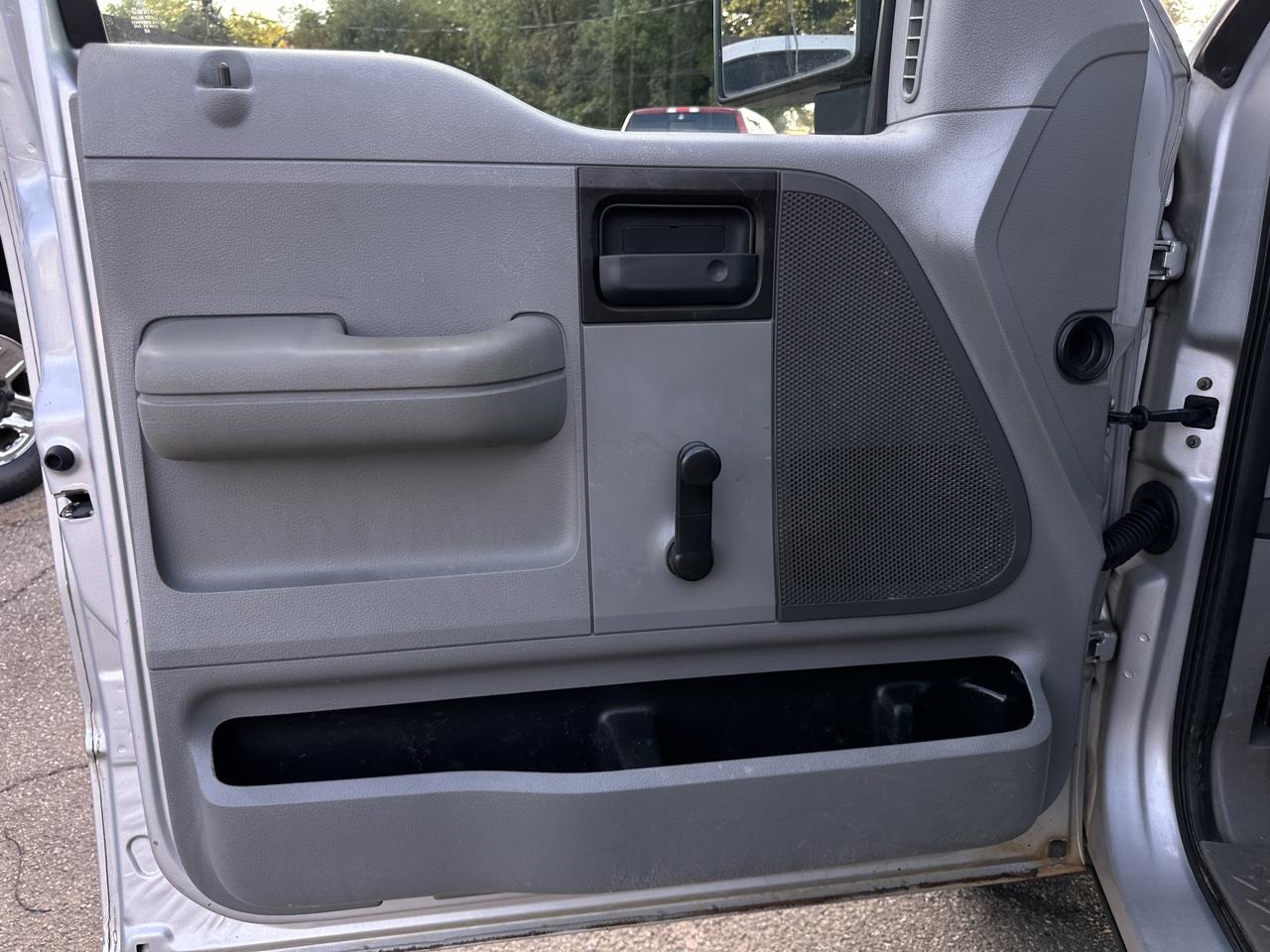 Ford F-150 Reg Cab 126" XLT 4WD 2005
