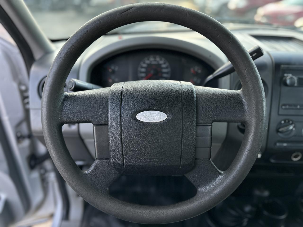 Ford F-150 Reg Cab 126" XLT 4WD 2005