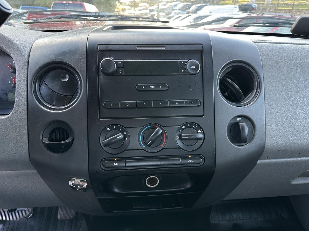 Ford F-150 Reg Cab 126" XLT 4WD 2005