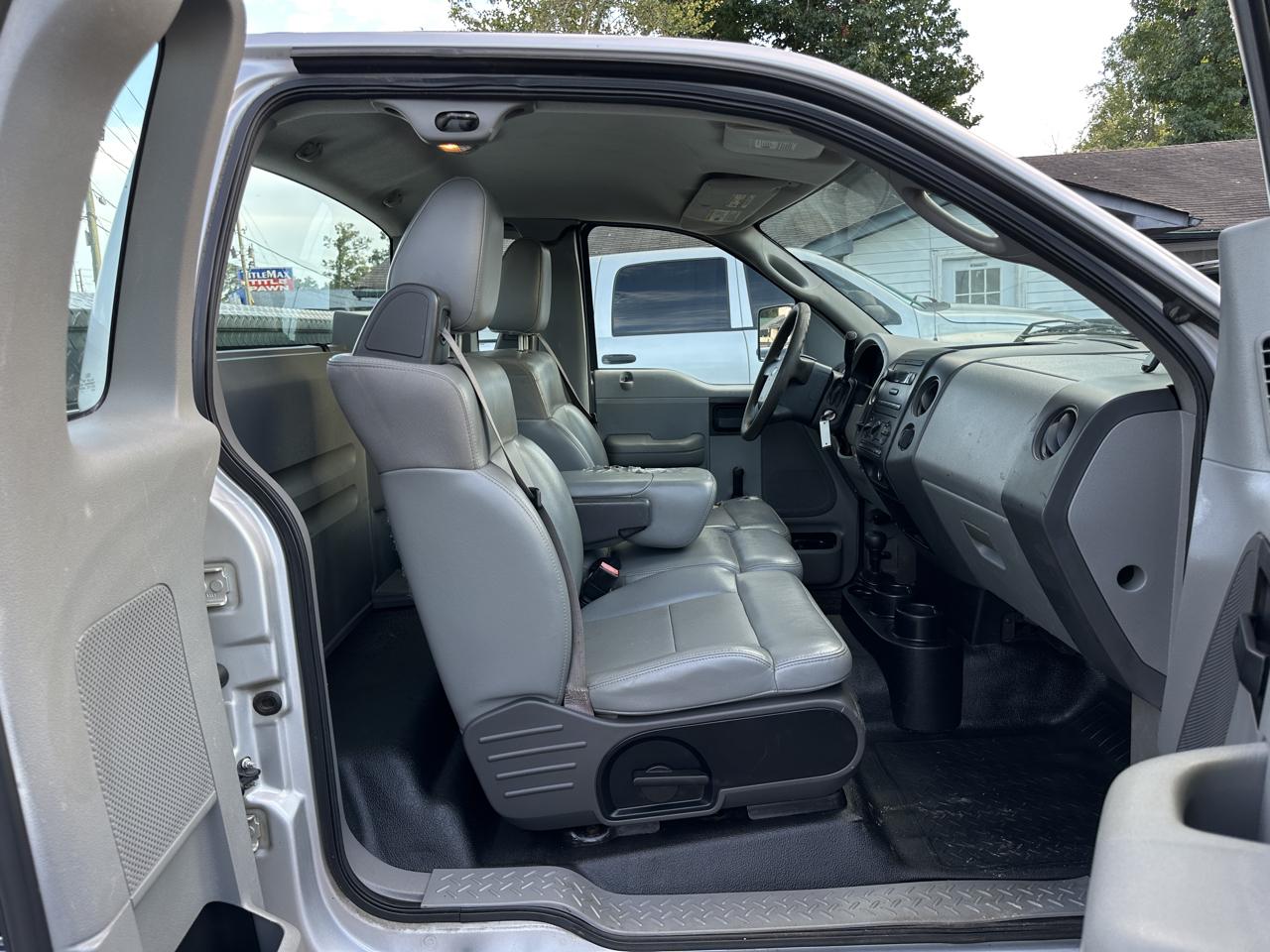 Ford F-150 Reg Cab 126" XLT 4WD 2005