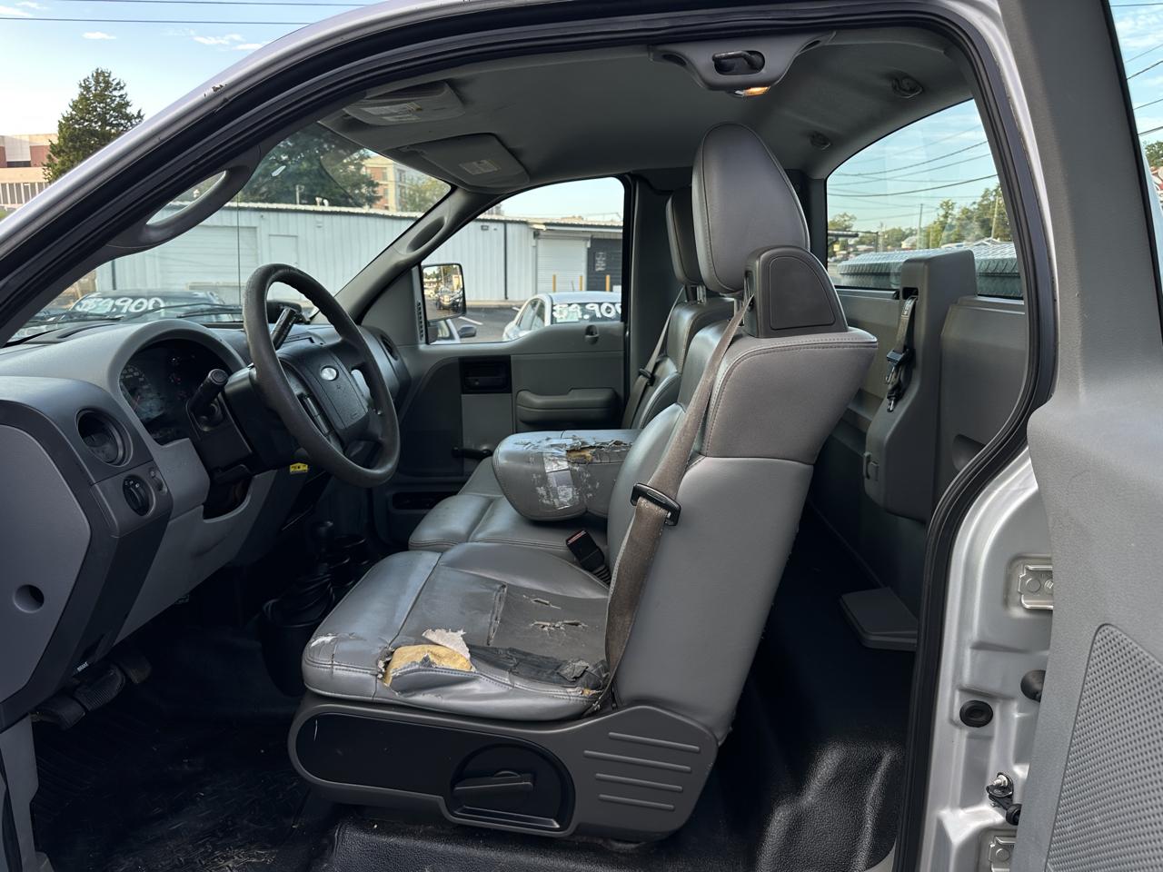 Ford F-150 Reg Cab 126" XLT 4WD 2005