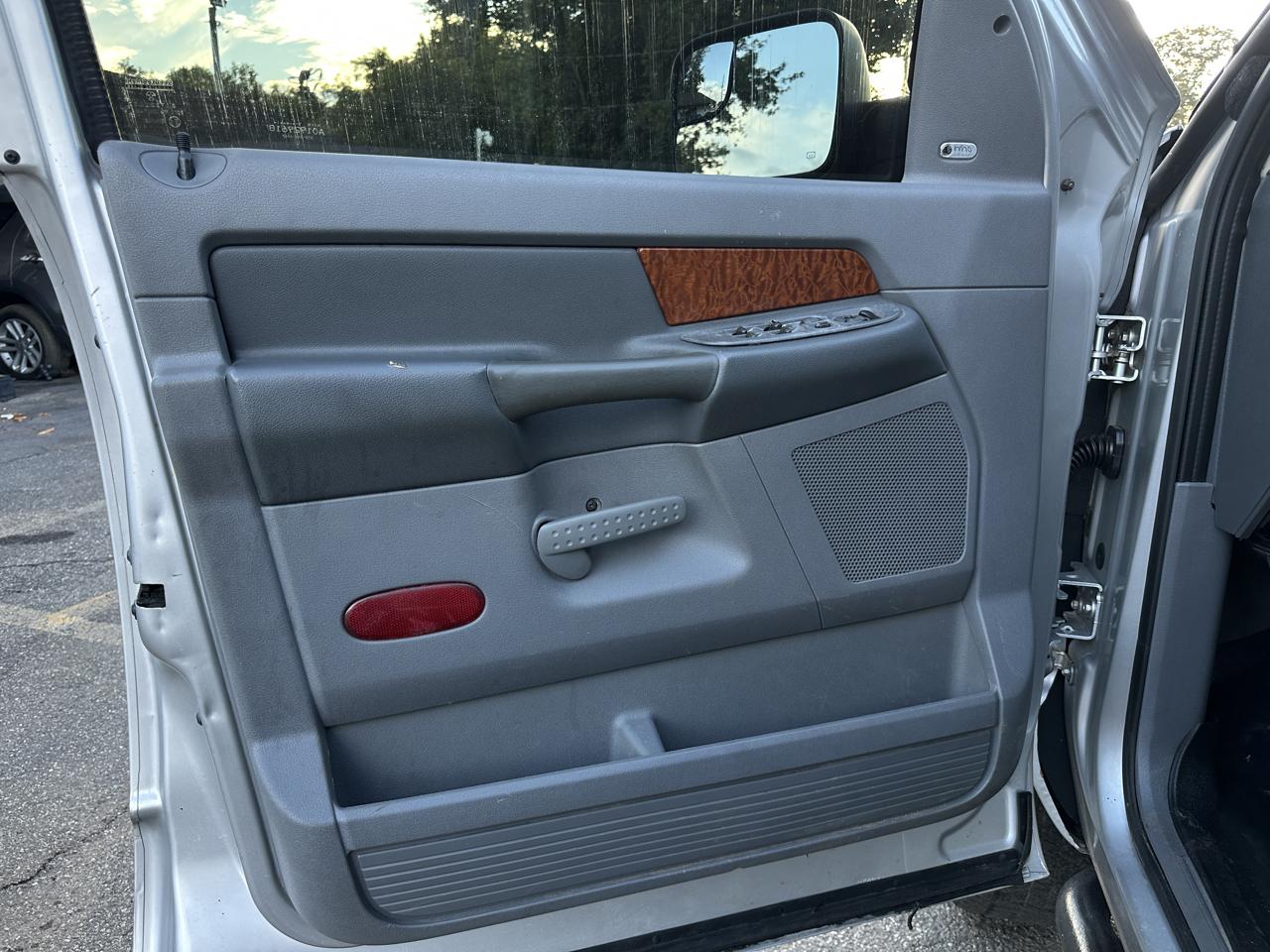 Dodge Ram 1500 4dr Mega Cab 160.5 4WD SLT 2006