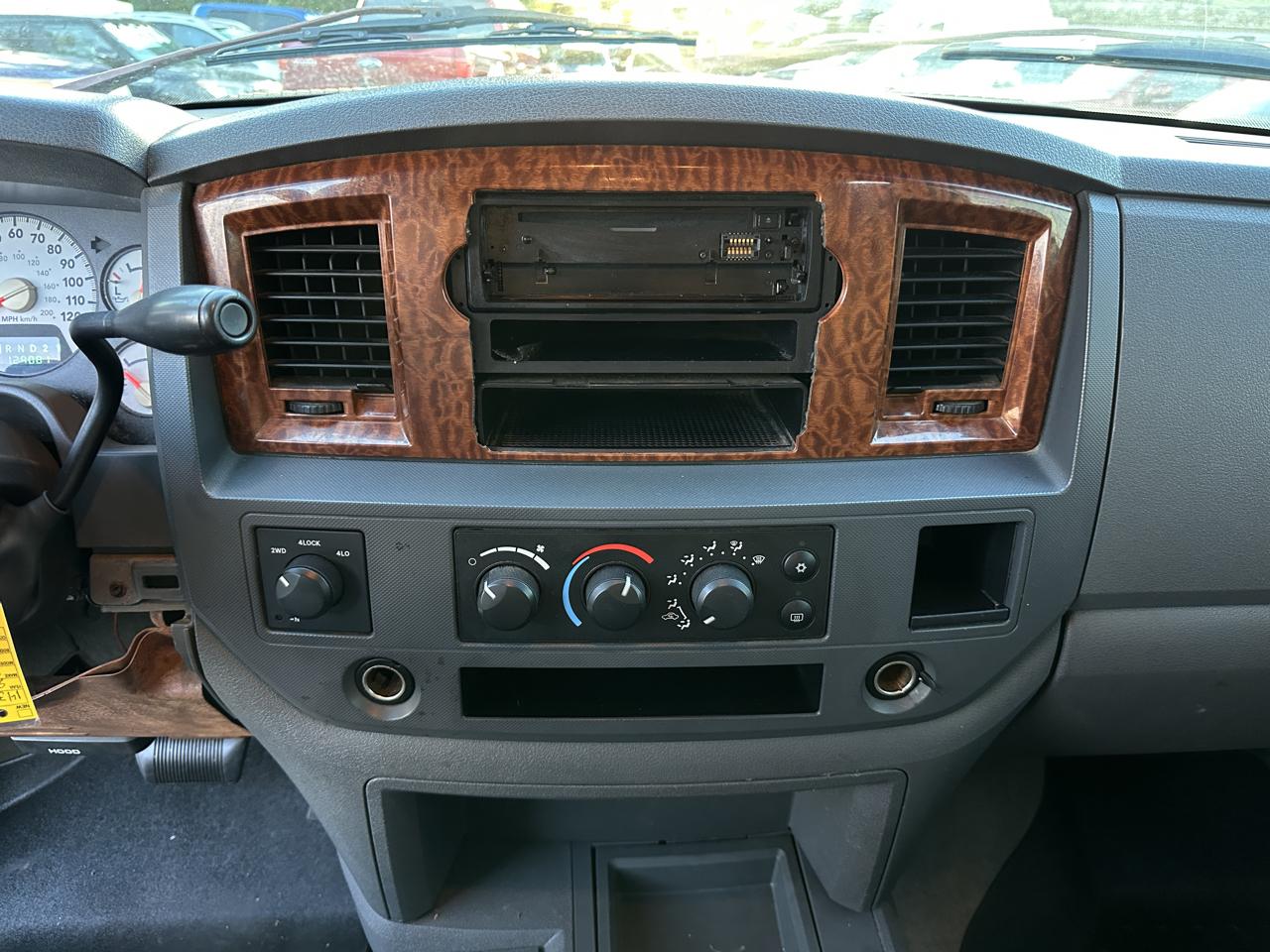 Dodge Ram 1500 4dr Mega Cab 160.5 4WD SLT 2006