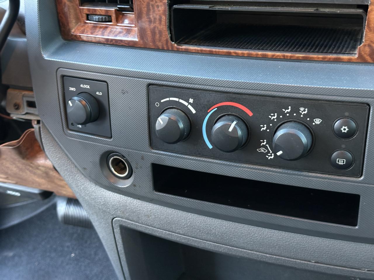 Dodge Ram 1500 4dr Mega Cab 160.5 4WD SLT 2006