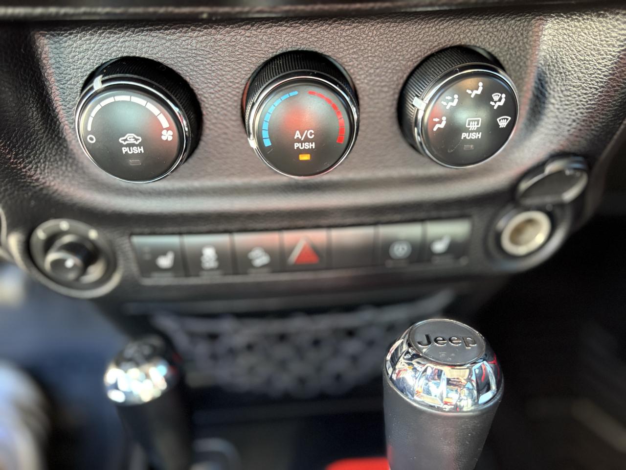 Jeep Wrangler Unlimited 4WD 4dr Sahara 2014