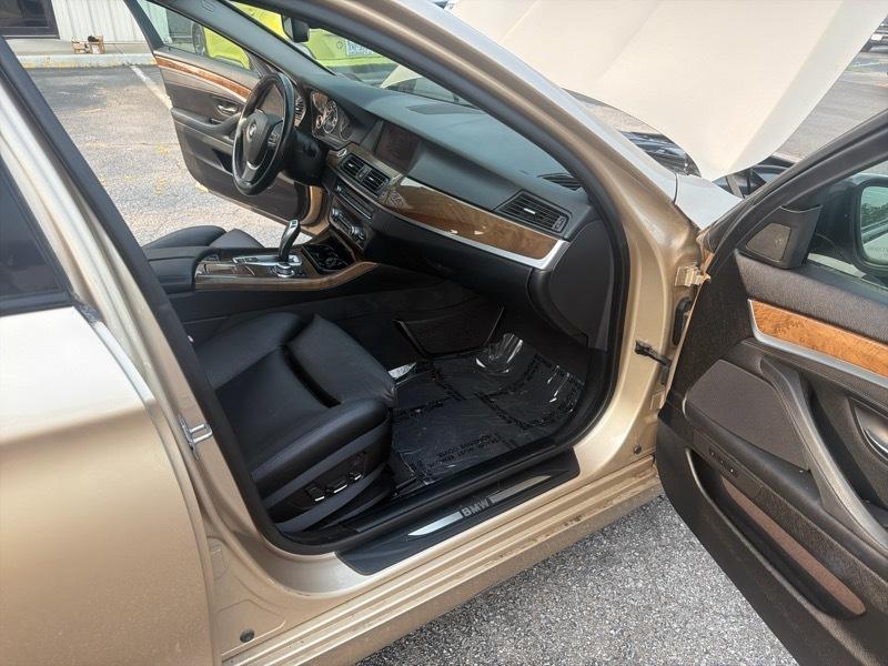 BMW 5-Series 528i 2011