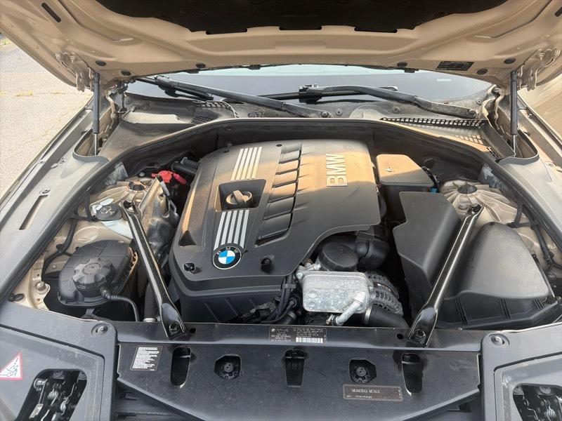 BMW 5-Series 528i 2011