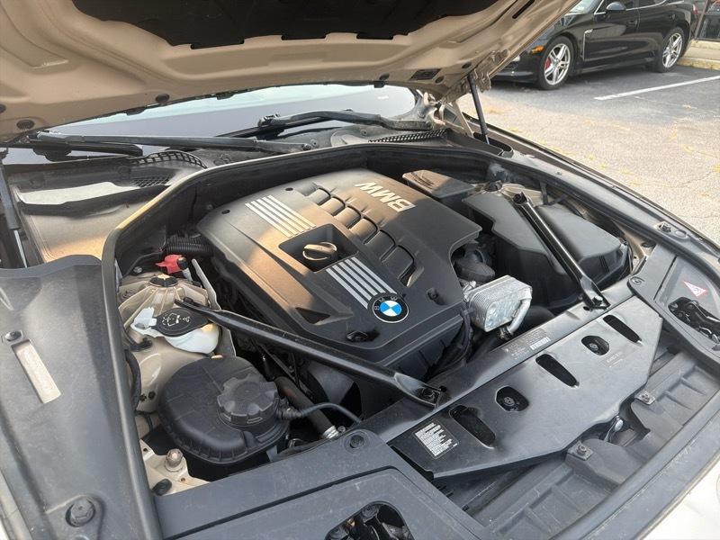 BMW 5-Series 528i 2011