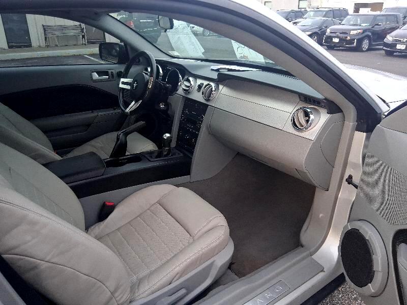 Ford Mustang GT Deluxe Coupe 2008