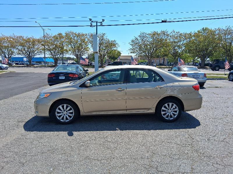 Toyota Corolla 4dr Sdn Auto LE (Natl) 2013