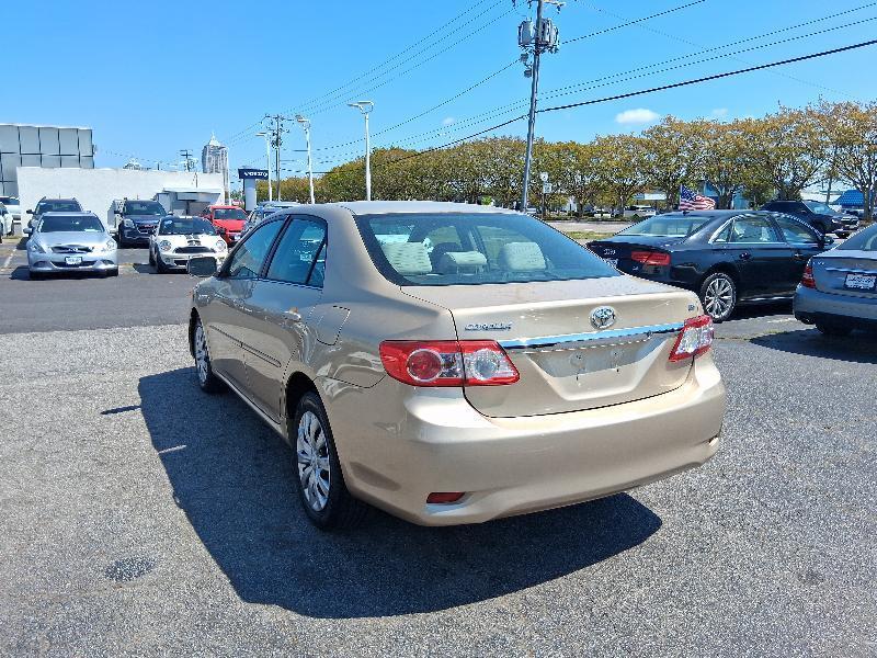 Toyota Corolla 4dr Sdn Auto LE (Natl) 2013