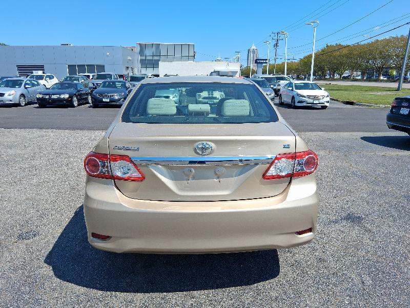 Toyota Corolla 4dr Sdn Auto LE (Natl) 2013