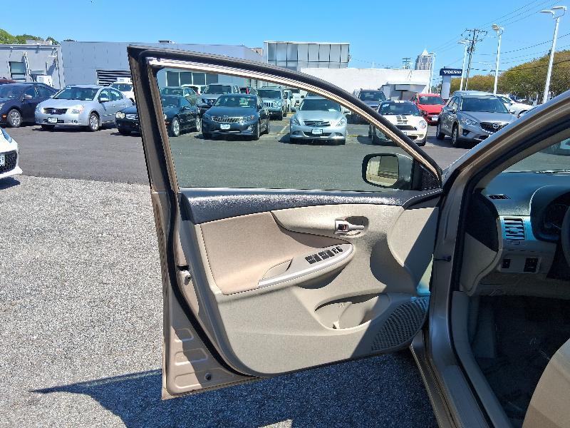 Toyota Corolla 4dr Sdn Auto LE (Natl) 2013