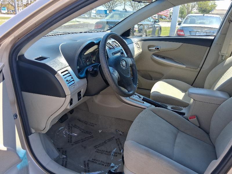 Toyota Corolla 4dr Sdn Auto LE (Natl) 2013