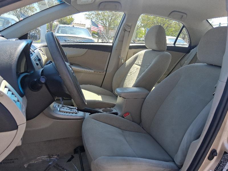 Toyota Corolla 4dr Sdn Auto LE (Natl) 2013