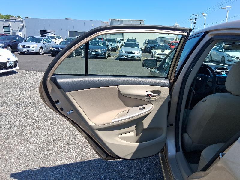 Toyota Corolla 4dr Sdn Auto LE (Natl) 2013