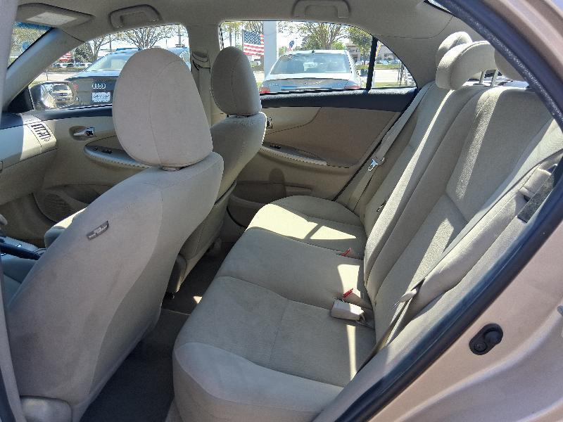 Toyota Corolla 4dr Sdn Auto LE (Natl) 2013