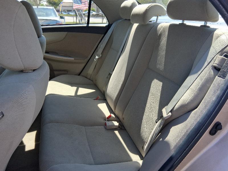 Toyota Corolla 4dr Sdn Auto LE (Natl) 2013