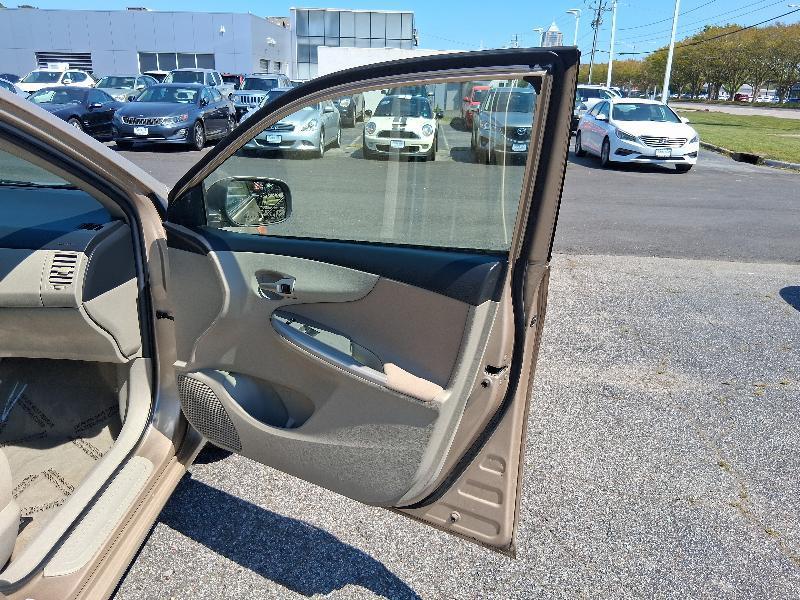 Toyota Corolla 4dr Sdn Auto LE (Natl) 2013