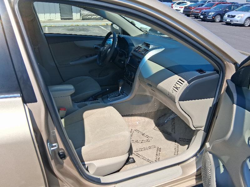 Toyota Corolla 4dr Sdn Auto LE (Natl) 2013