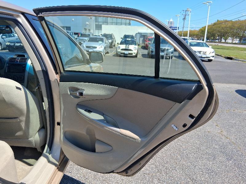 Toyota Corolla 4dr Sdn Auto LE (Natl) 2013