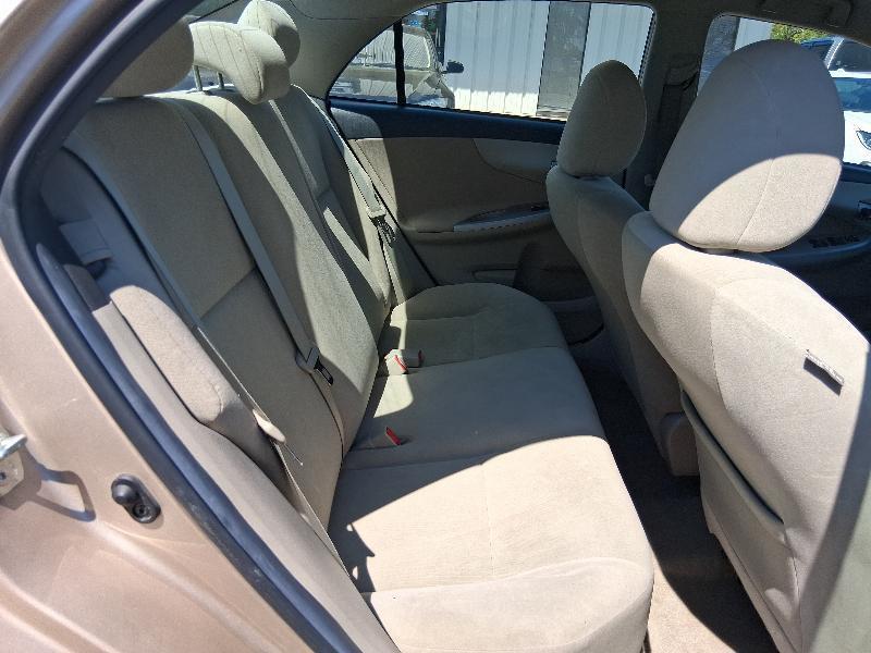 Toyota Corolla 4dr Sdn Auto LE (Natl) 2013