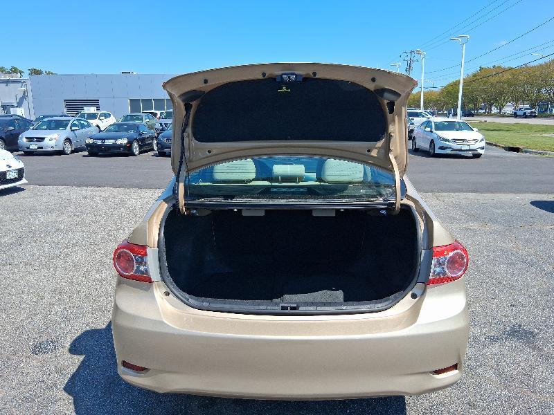 Toyota Corolla 4dr Sdn Auto LE (Natl) 2013