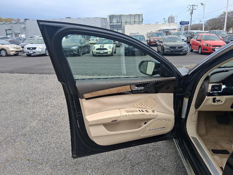 Audi A8 4.2L quattro 2011