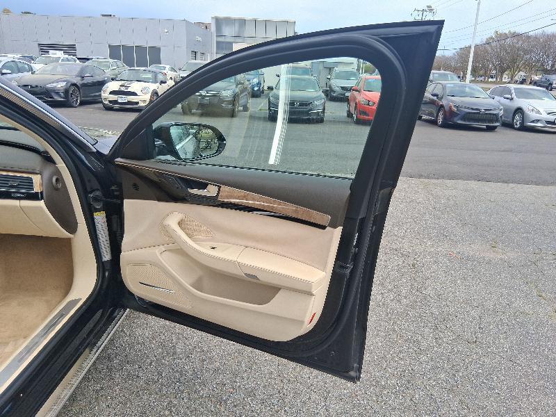 Audi A8 4.2L quattro 2011