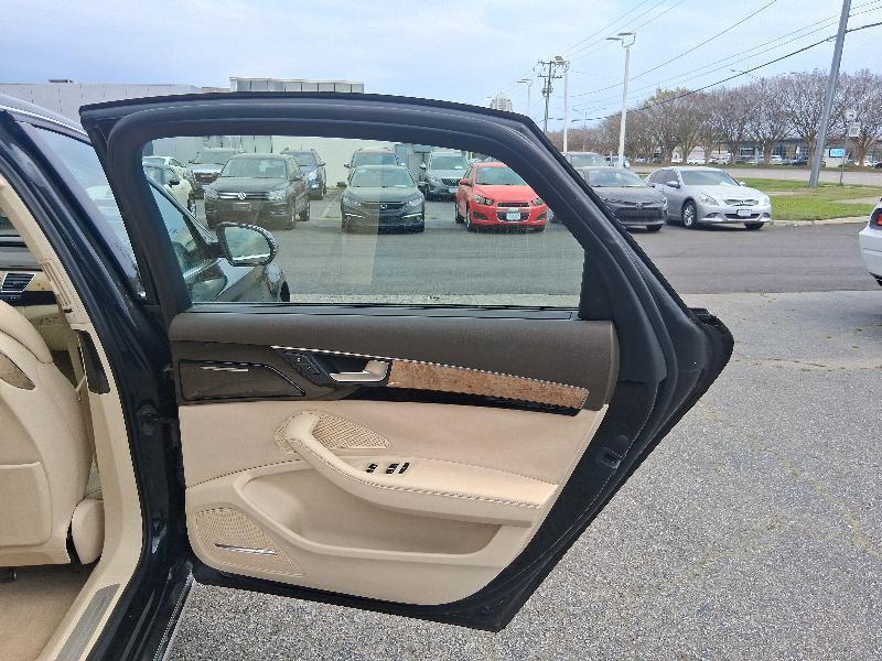 Audi A8 4.2L quattro 2011