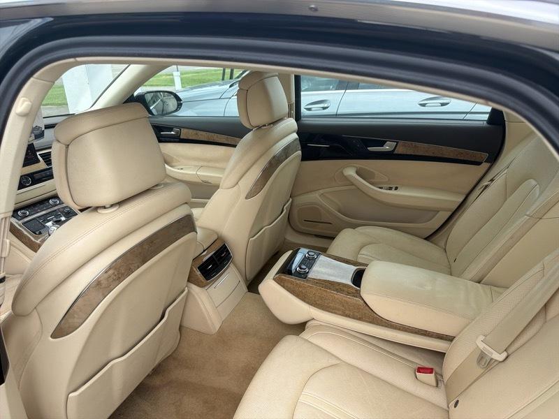 Audi A8 4.2L quattro 2011