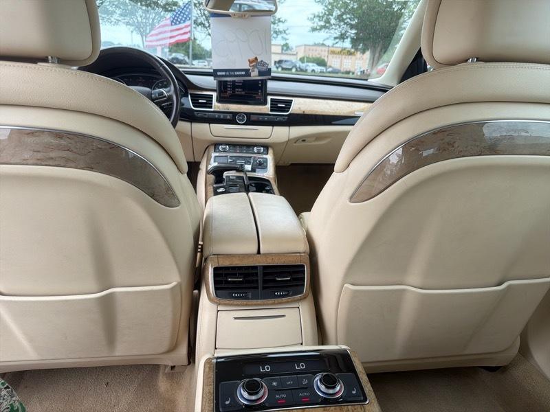 Audi A8 4.2L quattro 2011
