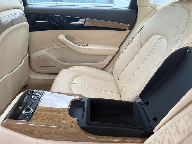 Audi A8 4.2L quattro 2011