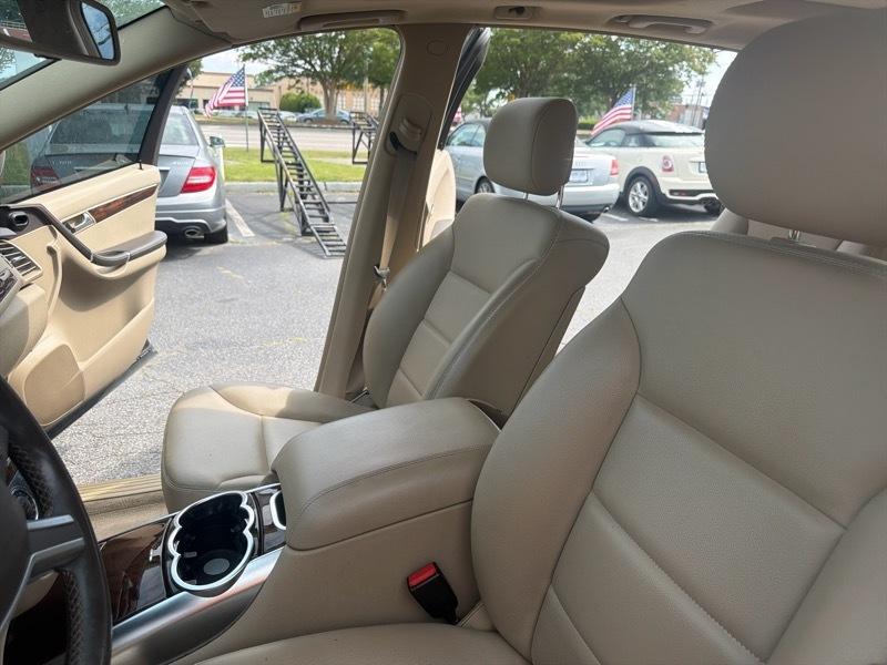 Mercedes-Benz R-Class R350 4MATIC w/ 3rd Row 2011