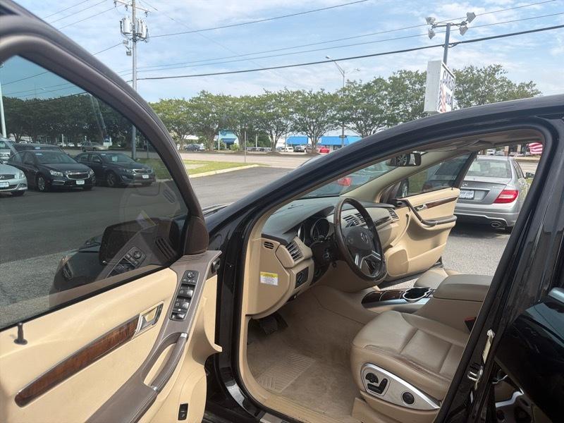 Mercedes-Benz R-Class R350 4MATIC w/ 3rd Row 2011