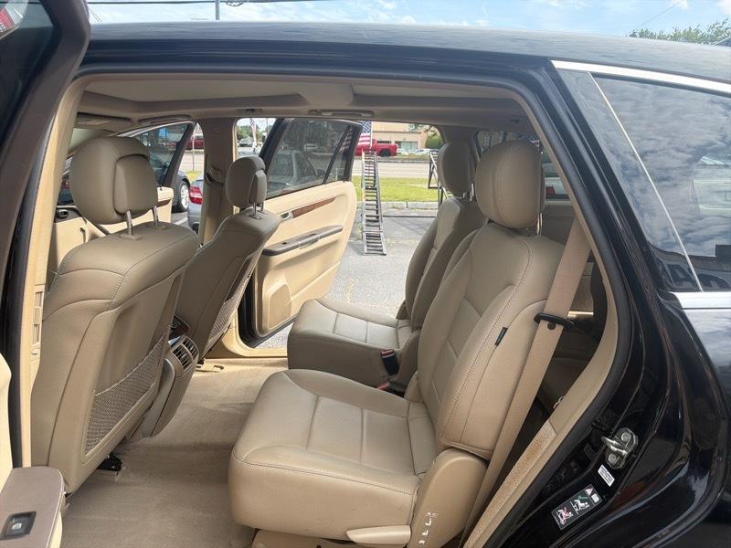 Mercedes-Benz R-Class R350 4MATIC w/ 3rd Row 2011