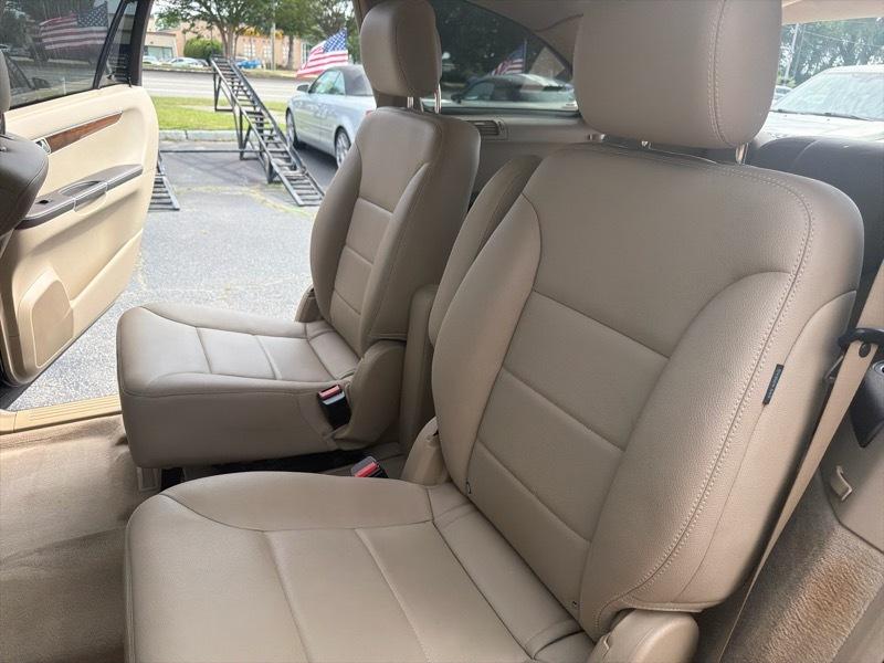 Mercedes-Benz R-Class R350 4MATIC w/ 3rd Row 2011