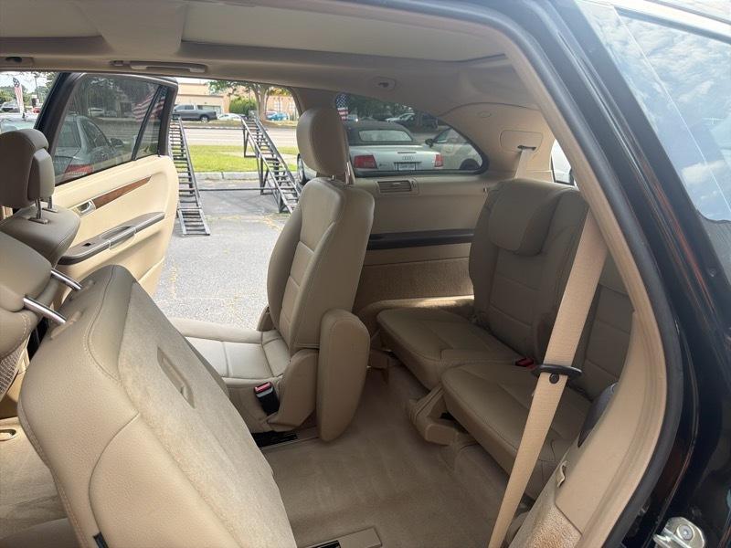 Mercedes-Benz R-Class R350 4MATIC w/ 3rd Row 2011