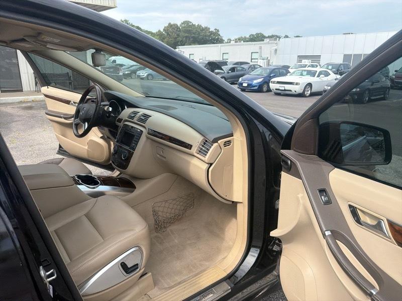Mercedes-Benz R-Class R350 4MATIC w/ 3rd Row 2011