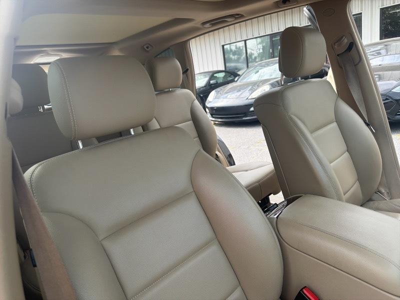 Mercedes-Benz R-Class R350 4MATIC w/ 3rd Row 2011