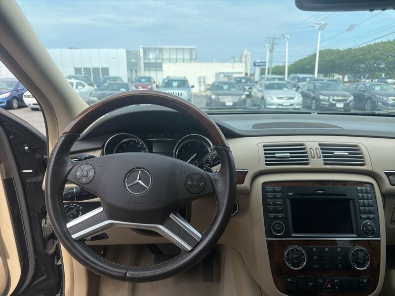 Mercedes-Benz R-Class R350 4MATIC w/ 3rd Row 2011