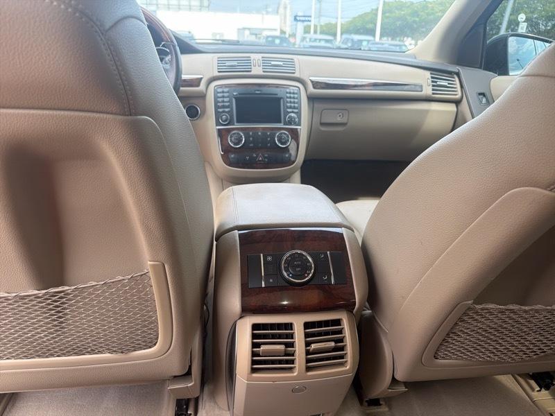 Mercedes-Benz R-Class R350 4MATIC w/ 3rd Row 2011