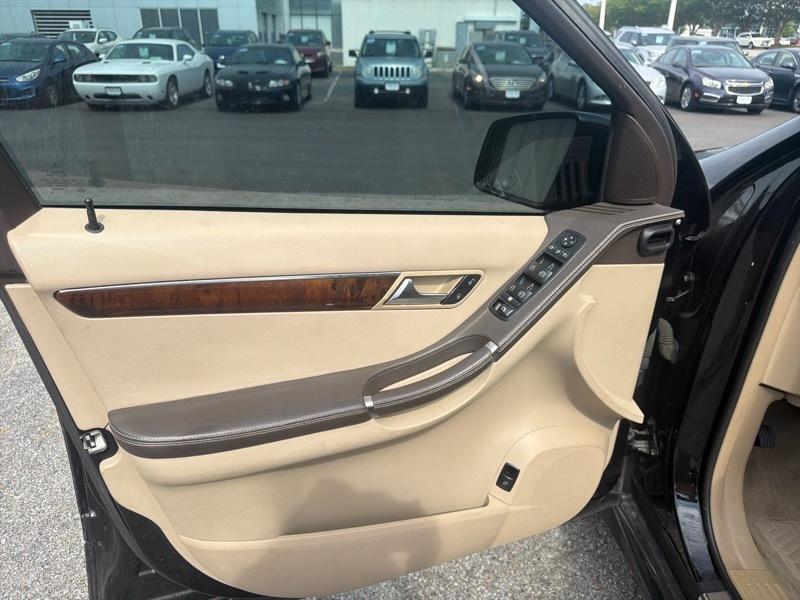 Mercedes-Benz R-Class R350 4MATIC w/ 3rd Row 2011