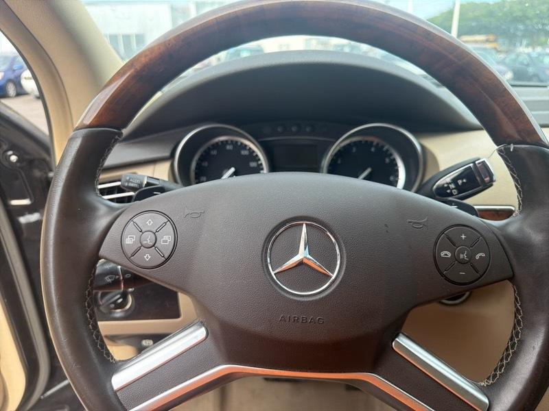 Mercedes-Benz R-Class R350 4MATIC w/ 3rd Row 2011