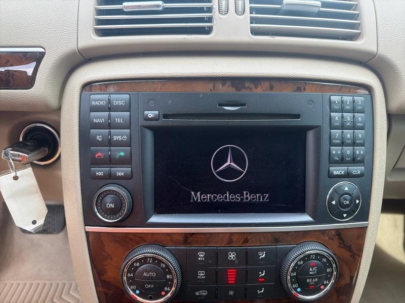Mercedes-Benz R-Class R350 4MATIC w/ 3rd Row 2011