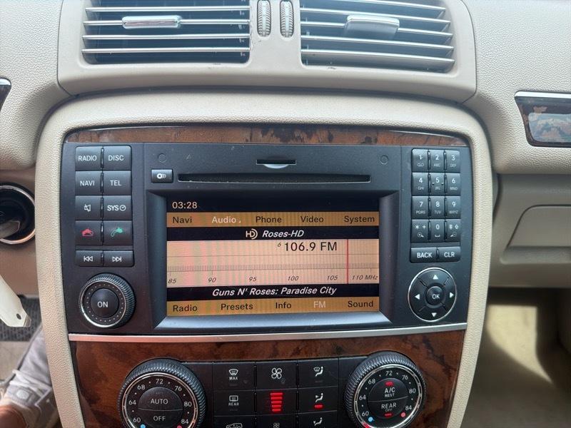 Mercedes-Benz R-Class R350 4MATIC w/ 3rd Row 2011