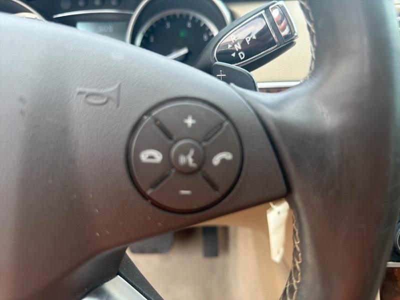 Mercedes-Benz R-Class R350 4MATIC w/ 3rd Row 2011