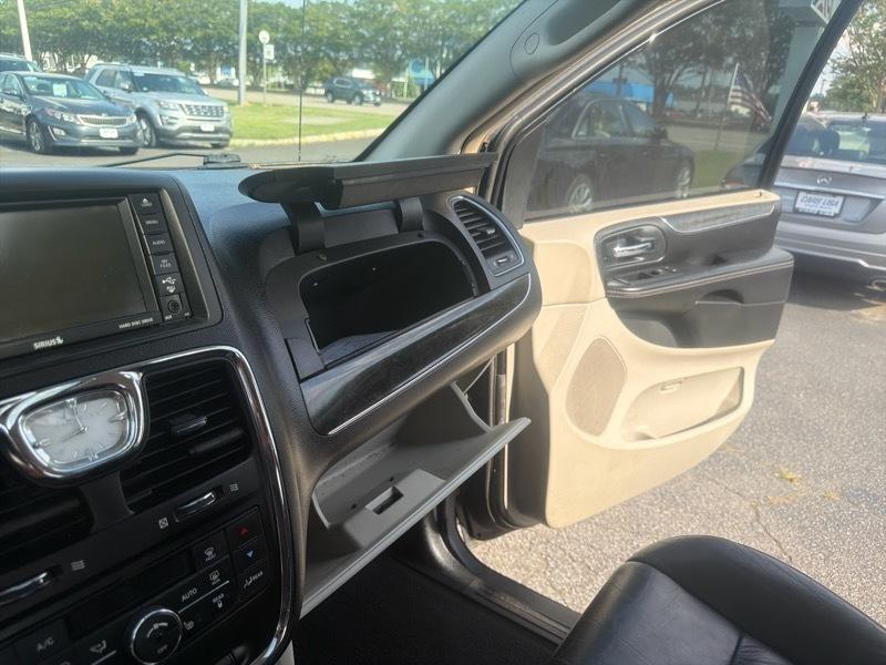 Chrysler Town & Country Limited 2014