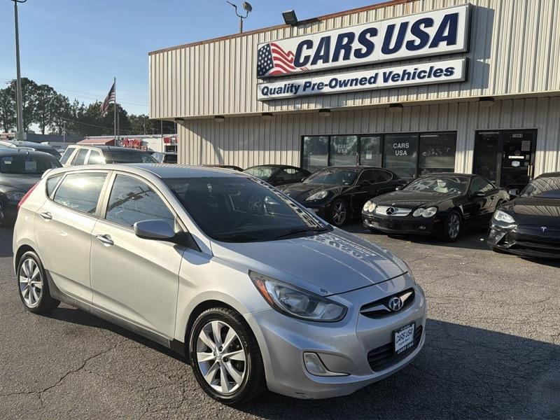 2012 Hyundai Accent SE 5-Door