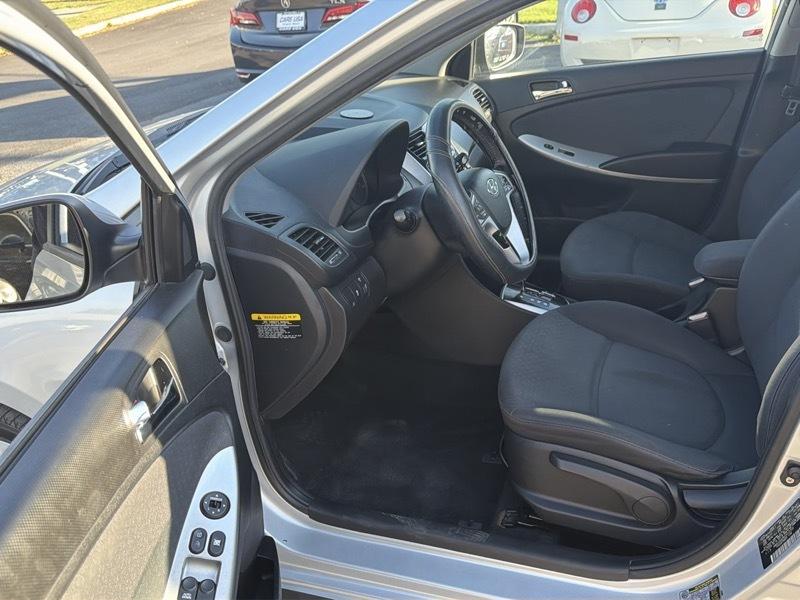 Hyundai Accent SE 5-Door 2012